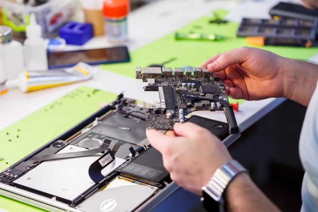 進水需要快速拆解、觀察進水部位與狀況後，分別進行處理及乾燥，才能確保最大的拯救機率。